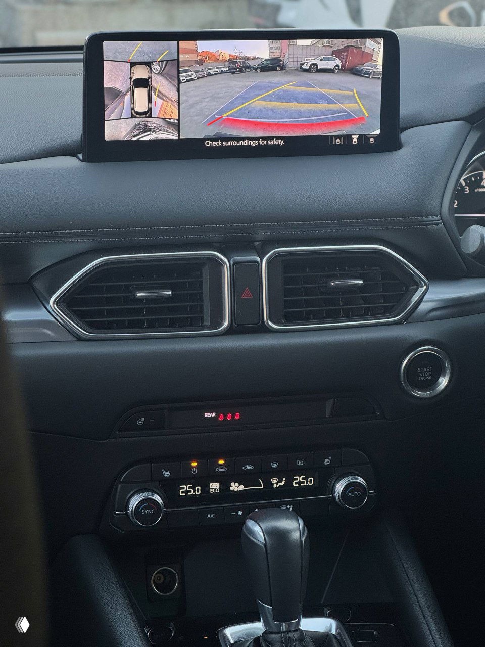 Широкий вид центральной консоли Mazda CX-5: экран, дефлекторы вентиляции и элементы управления климатом, общий вид приборной панели.