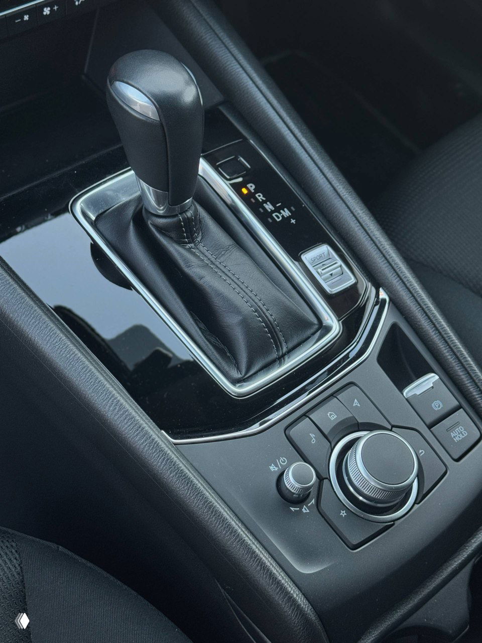 Рычаг коробки передач и управляющий контроллер мультимедиа Mazda CX-5 — вид центрального тоннеля, селектор АКПП и ротари-пульт управления.