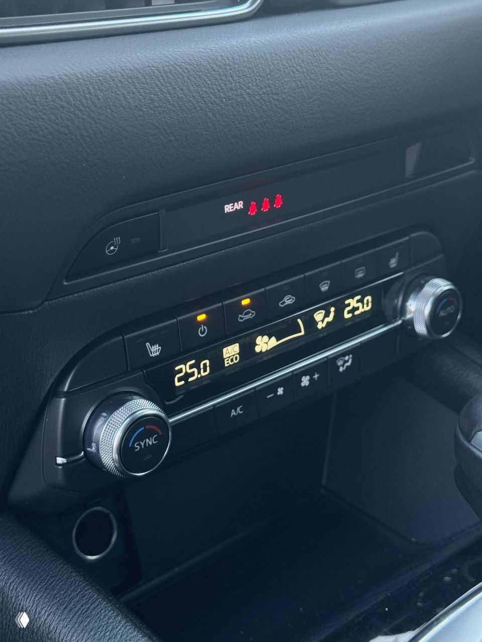 Элементы управления климатом и накладки вокруг центральной панели Mazda CX-5, обозначения температуры и кнопки подогрева, состояние кнопочного блока.