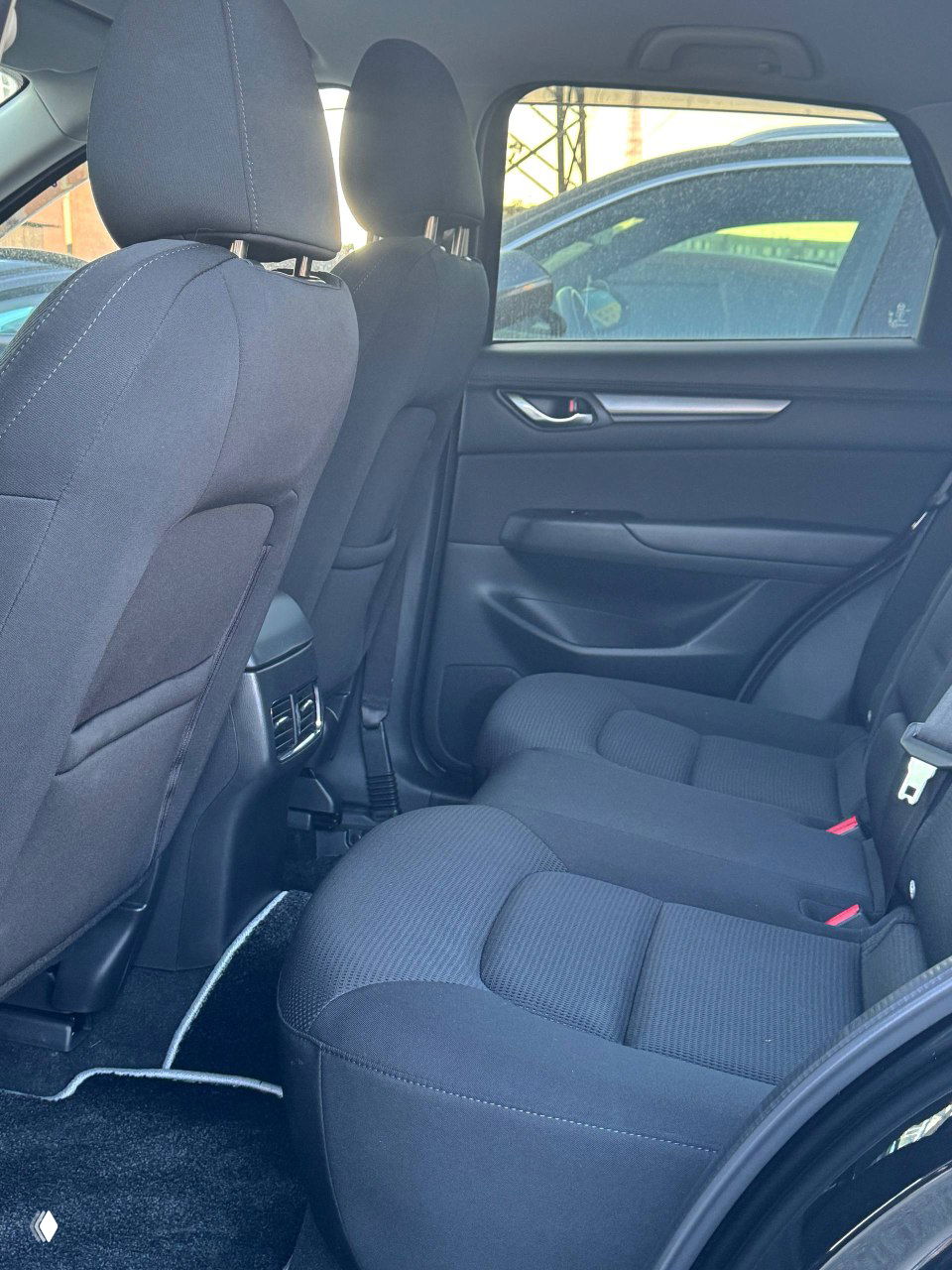 Задние сиденья Mazda CX-5 — вид салона сзади, состояние обивки, ремни безопасности и простор для пассажиров на втором ряду.