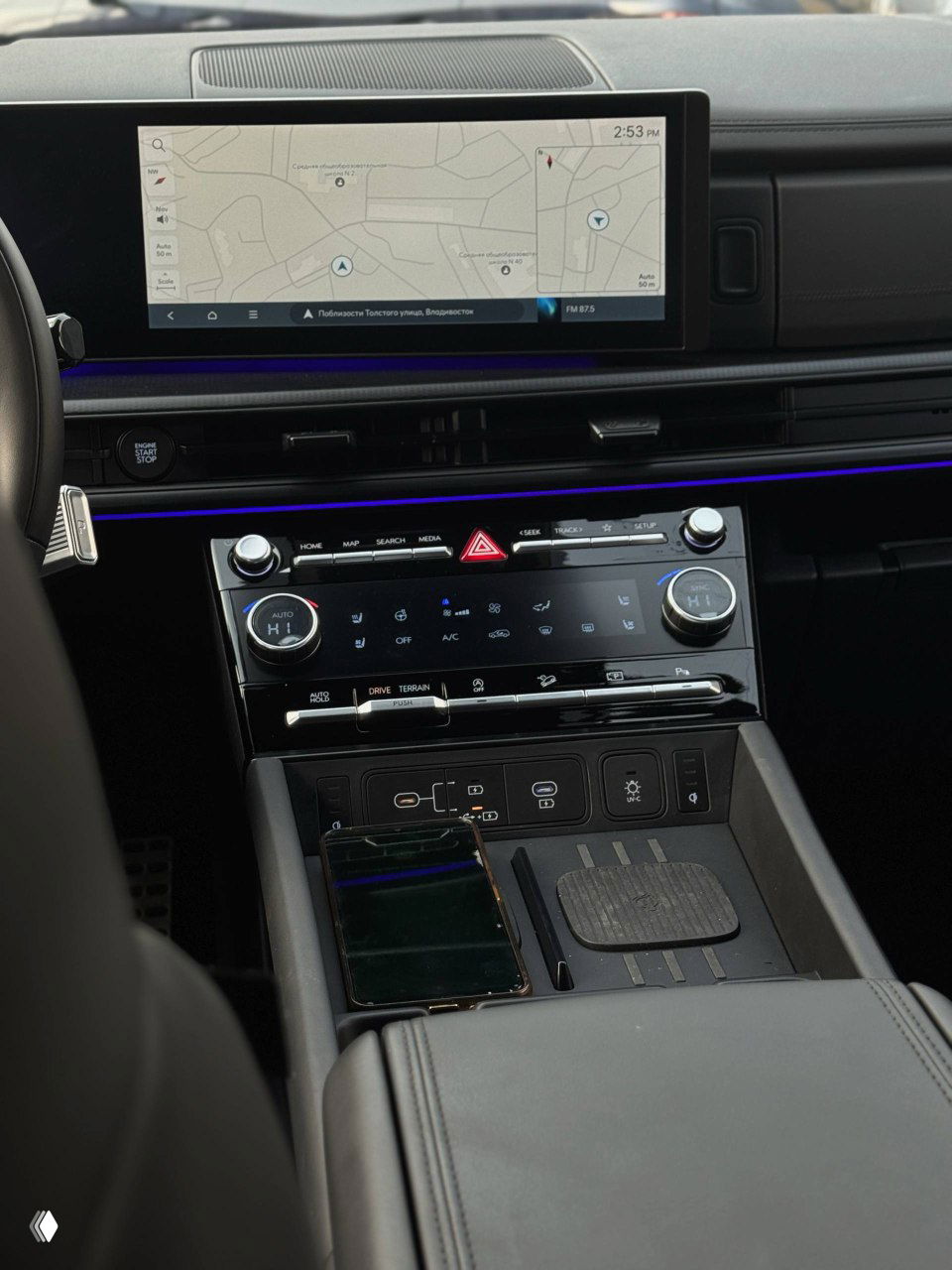 Интерьер Hyundai Santa Fe: центральная панель с широким экраном навигации, сенсорные элементы и приборная панель в зоне водителя