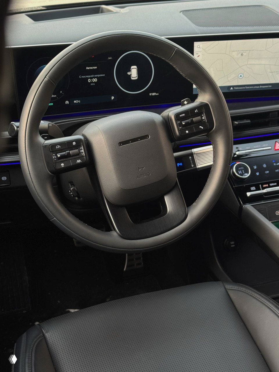 Рулевое колесо и цифровая приборная панель Hyundai Santa Fe: крупный план мультируля, экранов и элементов управления водителя