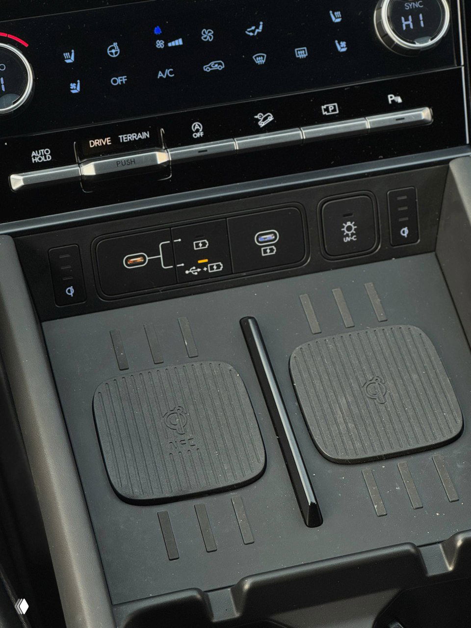 Отсек в передней консоли Hyundai Santa Fe с беспроводными ковриками и портами USB-C: зона зарядки и хранения мелочей