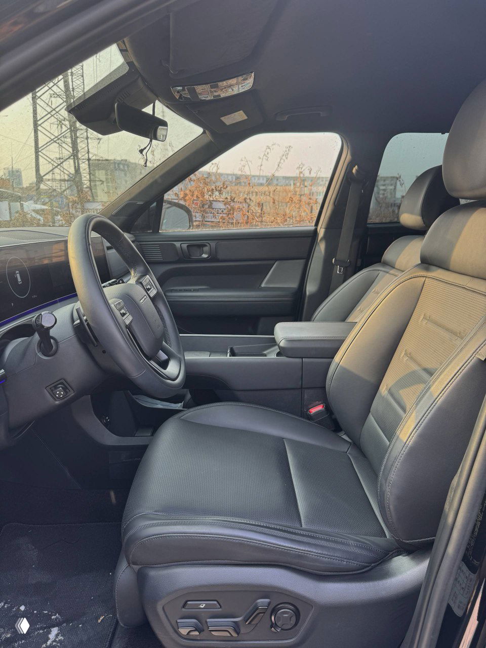 Передние сиденья Hyundai Santa Fe Calligraphy: чёрная кожа, электрорегулировки и эргономика водительского места, общий вид салона