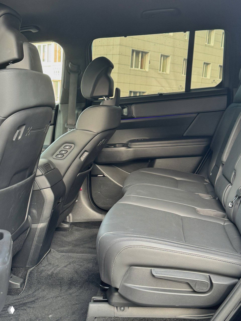 Второй ряд сидений Hyundai Santa Fe: обзор на места, откинутые подголовники и комфорт заднего салона в тёмной отделке