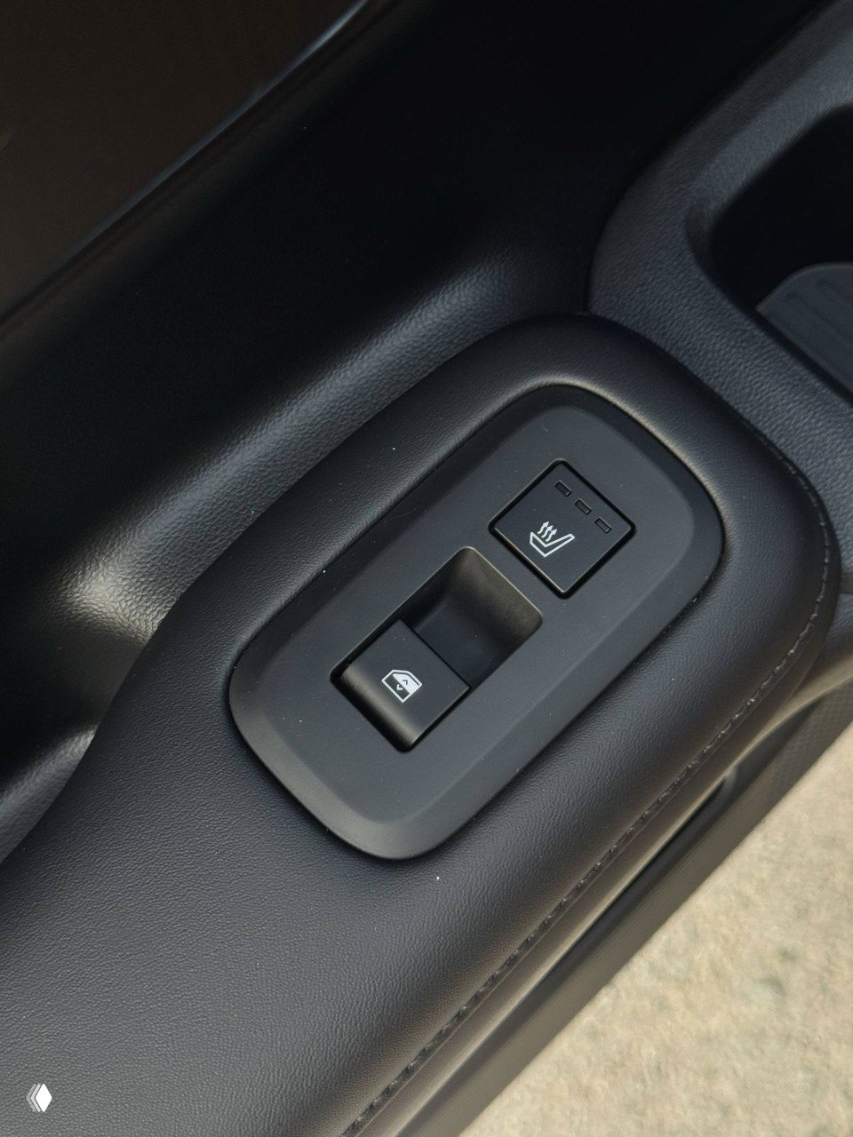 Крупный план кнопок управления на подлокотнике и боковой части сиденья Hyundai Santa Fe: регулировки и элементы управления памятью