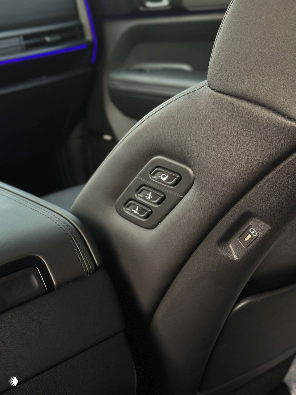 Откинутое заднее сиденье Hyundai Santa Fe с демонстрацией сложённого положения и расширения багажного пространства для груза