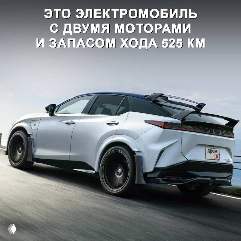 Задний ракурс Lexus RZ 600e F Sport Performance на дороге: видна двухсекционная арка антикрыла и спортивная диффузорная часть кузова автомобиля.