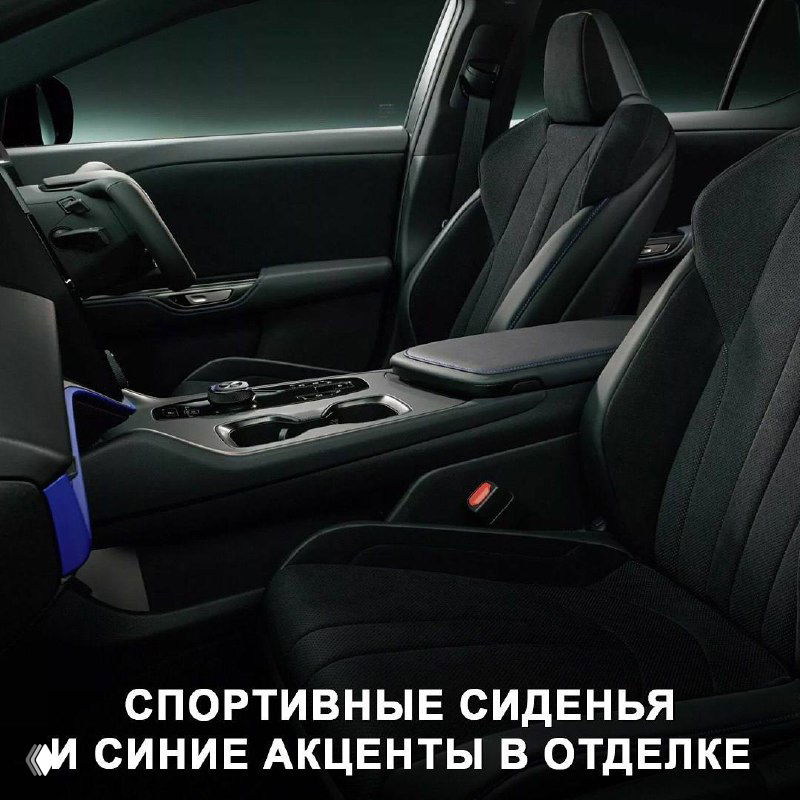 Салон Lexus RZ 600e: спортивные передние сиденья, синие акценты в отделке и общая компоновка кабины, подчёркивающая спортивный характер модели.