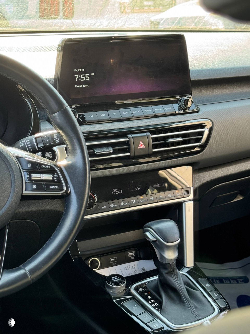 Панель приборов и центральный мультимедийный экран KIA Seltos — вид торпедо, экран и панели климат-контроля вечером при дневном свете