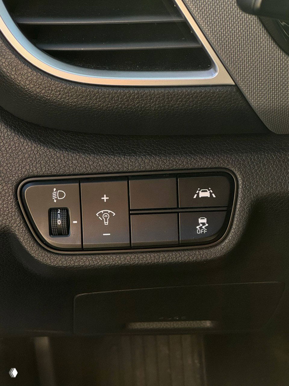 Блок управляющих кнопок слева от руля KIA Seltos — регулировка света, ассистенты полосы и отключение ESC, вид крупным планом