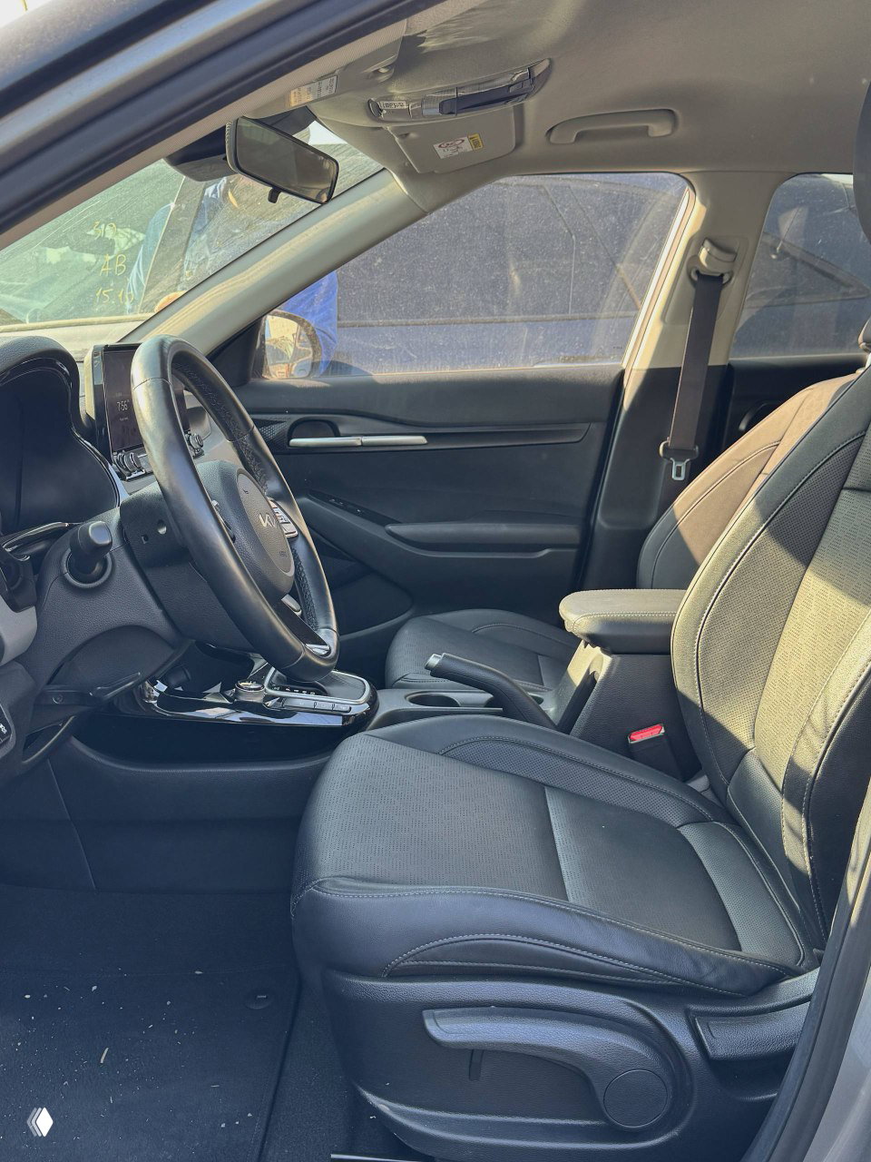 Передние сиденья и интерьер KIA Seltos — вид салона со стороны водителя, тканевые вставки и подлокотник, общая оценка состояния