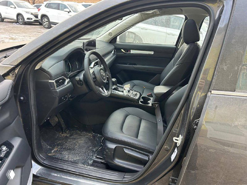 Интерьер Mazda CX-5: водительская сторона, черный кожаный салон после переобивки и установленных опций, видны элементы управления