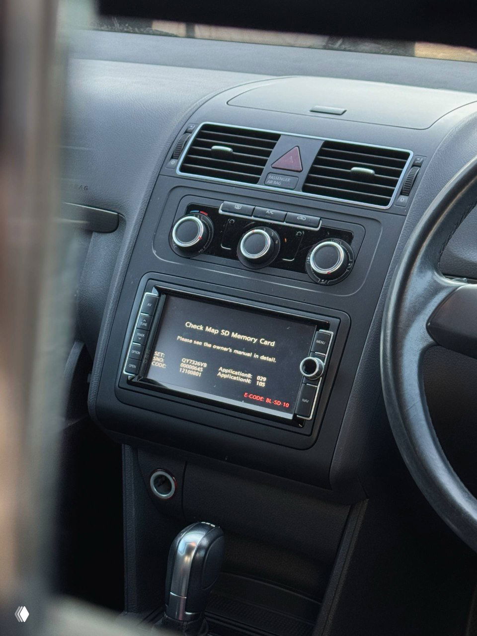 Центральная консоль Volkswagen Touran: мультимедийный экран с сообщением «Check Map SD Memory Card», блок управления климатом и вентиляционные решётки.