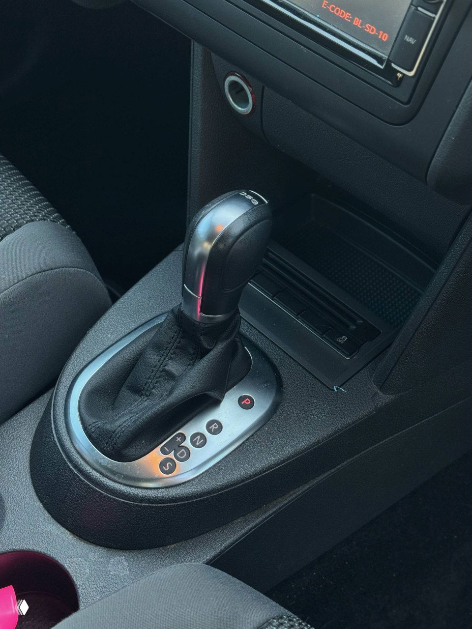 Селектор коробки передач робота Volkswagen Touran: рукоять переключения передач, кожаный чехол и панель центрального тоннеля с посадочными элементами.