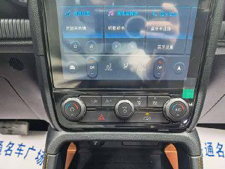 Фрагмент центральной консоли Ford Ranger: климат-контроль, регуляторы и часть сенсорного экрана, демонстрирующие интерфейс климат-системы и управление.