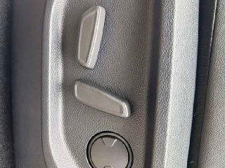 Электрические регулировки сиденья Ford Ranger: кнопки регулировки поясничной поддержки и положения сиденья крупным планом, чёрная обшивка.