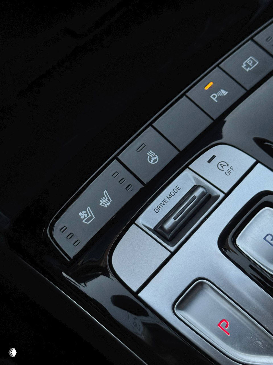 Крупный план панели режимов езды и кнопок подогрева сидений на центральной консоли Hyundai Tucson, видна селекция режимов DRIVE MODE.
