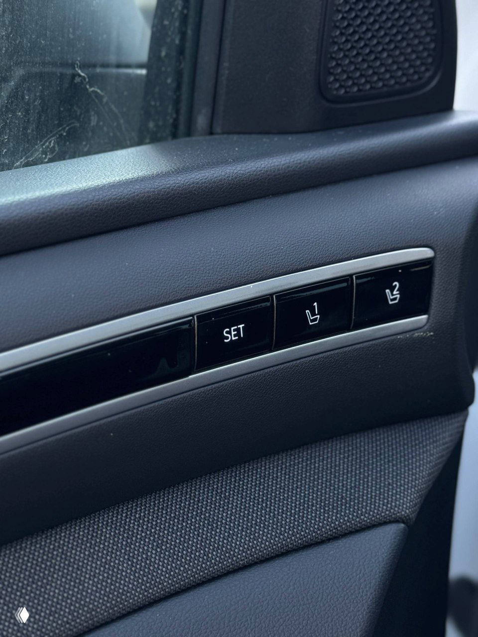 Панель управления дверью с кнопками памяти положения сиденья и регулируемыми регулировками на дверной обшивке Hyundai Tucson.