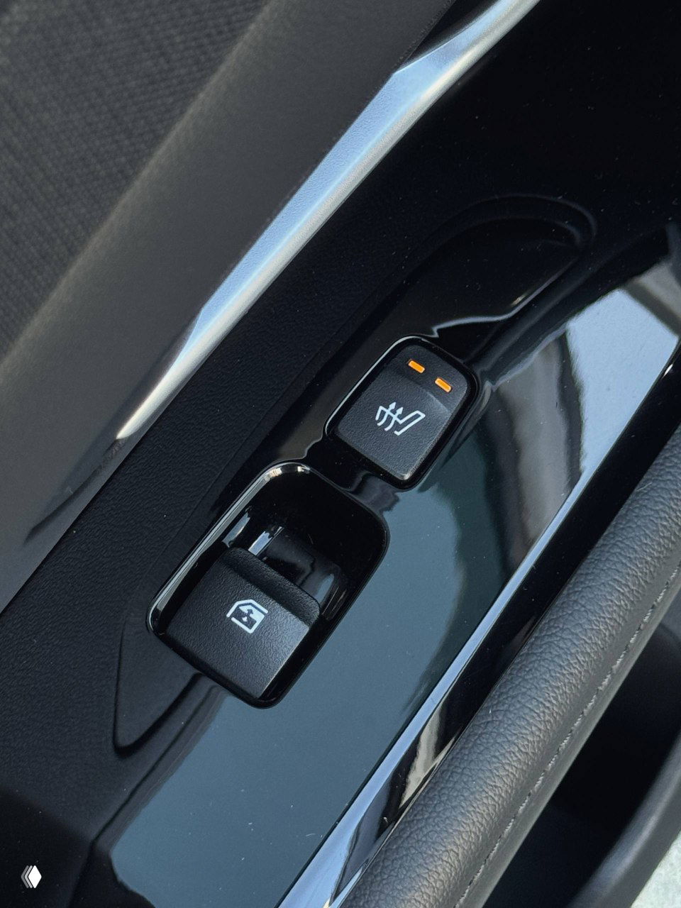 Крупный план кнопок электрических стеклоподъёмников и переключателя подогрева в дверной панели Hyundai Tucson, чёрный глянец.