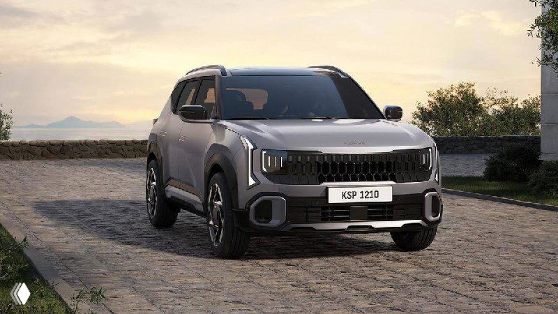 KIA Seltos на мощном переднем ракурсе, автомобиль стоит на мощёной площадке; видна часть защитного переднего бампера и агрессивная светотехника.