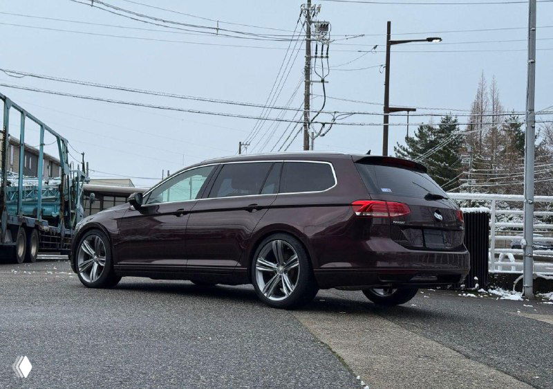 Volkswagen Passat Variant — вид сбоку и сзади на городской стоянке в Японии, демонстрация профиля универсала и колёс для оценки состояния кузова.