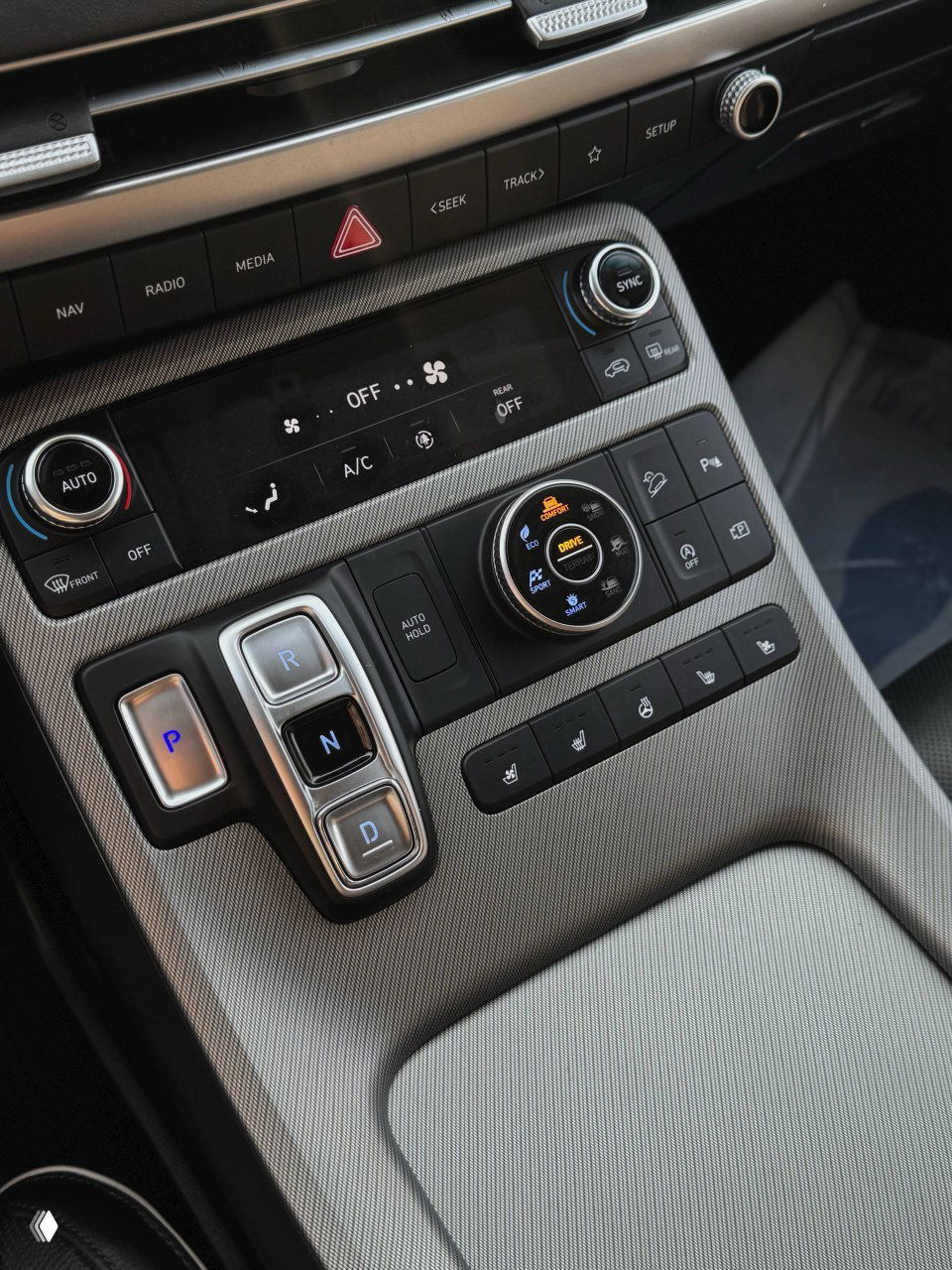 Центральная консоль Hyundai Palisade — селектор режимов, кнопки управления климатом, переключатели режимов и кнопки обогрева вблизи.