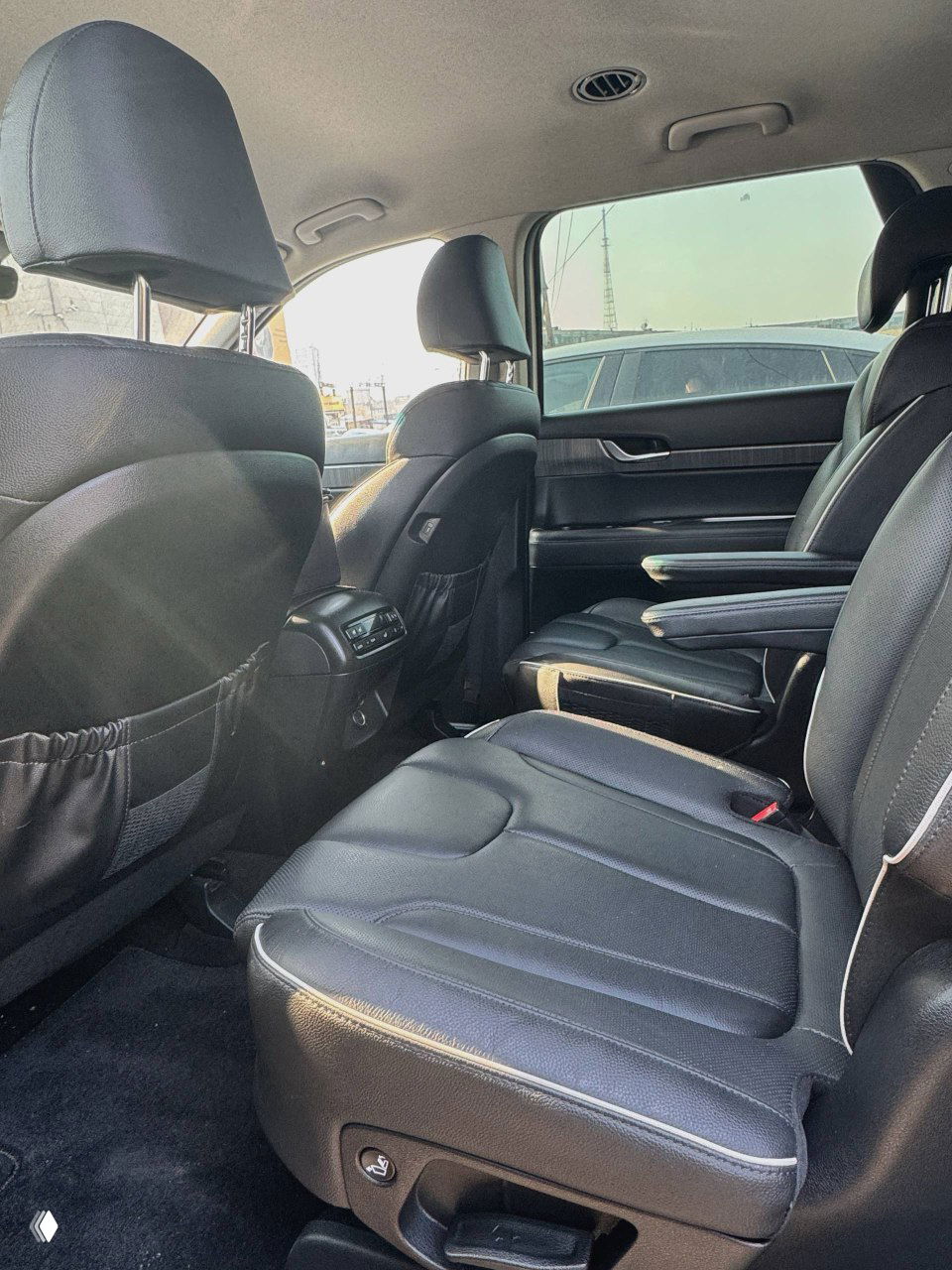 Крупный план кожаного водительского сиденья Hyundai Palisade — регулировки сиденья, боковая поддержка и фактура обшивки видны в деталях.