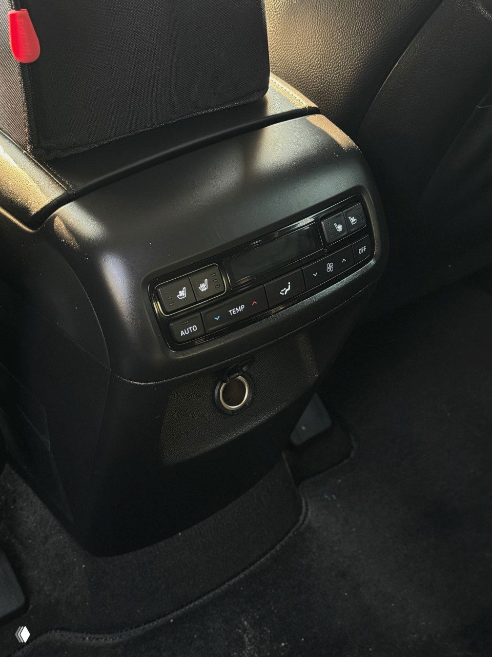 Второй ряд сидений Hyundai Palisade — кожаные кресла, подлокотники и пространство для задних пассажиров, вид со стороны двери.