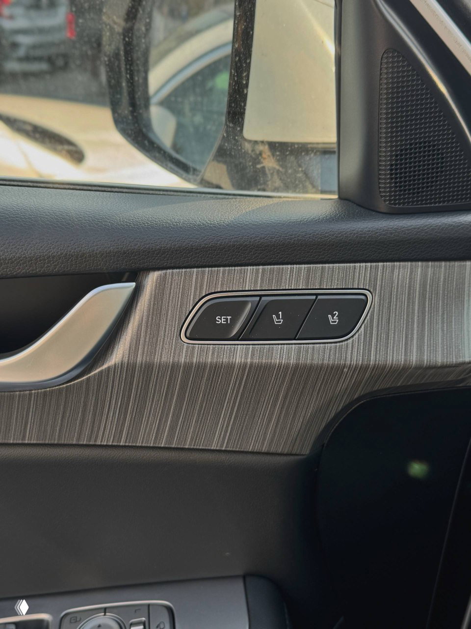 Дверная панель Hyundai Palisade — кнопки памяти положений сиденья, ручка и декоративная вставка с текстурой под дерево, крупный план.