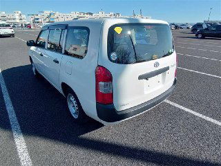 Toyota Probox 2018 белого цвета, вид сзади и правого борта на парковке; задняя дверь и стопы видны, автомобиль без государственного номера.