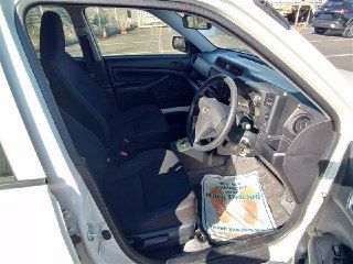 Салон Toyota Probox 2018: передняя панель со рулём, сиденья и коврик; интерьер в стандартном тканевом оформлении, состояние видно на фото.