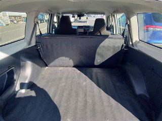 Багажное отделение Toyota Probox 2018 с разложенной площадкой: ровный грузовой отсек, покрытие багажника видно на снимке.