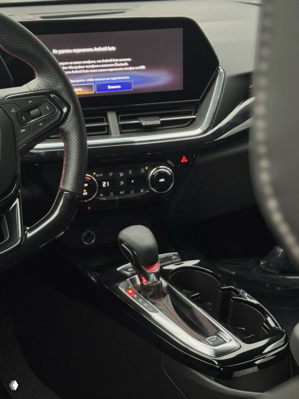 Центральная консоль и селектор АКПП Chevrolet Trax, крупный кадр мультимедиа экрана и кнопок управления климатом и передачами