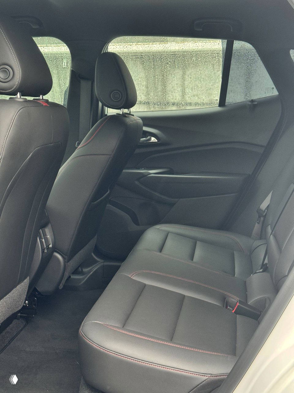 Задний ряд сидений Chevrolet Trax, боковой профиль салона, чёрная кожаная обшивка и свободное пространство для пассажиров