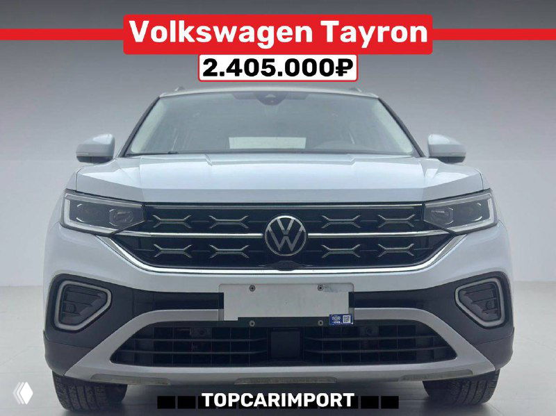 Фронтальный вид Volkswagen Tayron белого цвета в выставочном зале, видно оформление передней части и подпись TOPCARIMPORT, цена 2.405.000₽