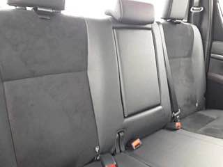 Задние сиденья Toyota Hilux 2024, тёмная тканевая обивка, складной подлокотник, детальные снимки состояния и ремней безопасности.