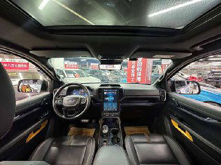 Салон Ford Ranger: панорамная крыша, кожаные сиденья и большой центральный дисплей — общая перспектива внутреннего оформления кабины.