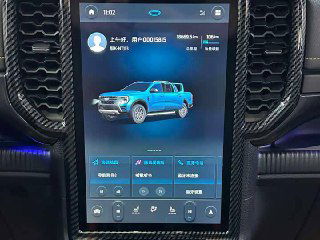 Детальный снимок интерфейса мультимедиа на экране центральной консоли Ford Ranger, отображается изображение пикапа и параметры автомобиля.