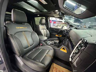 Передние сиденья Ford Ranger с контрастной желтой прострочкой, удобная отделка и элементы декора на дверных панелях салона.