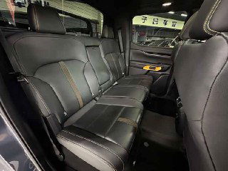 Задний ряд сидений пикапа Ford Ranger в кожаной отделке, место для троих пассажиров, видна просторная задняя кабина.