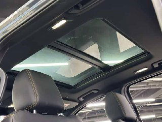 Панорамная крыша в кабине Ford Ranger, стеклянный сдвижной люк и естественное освещение салона на снимке сверху.