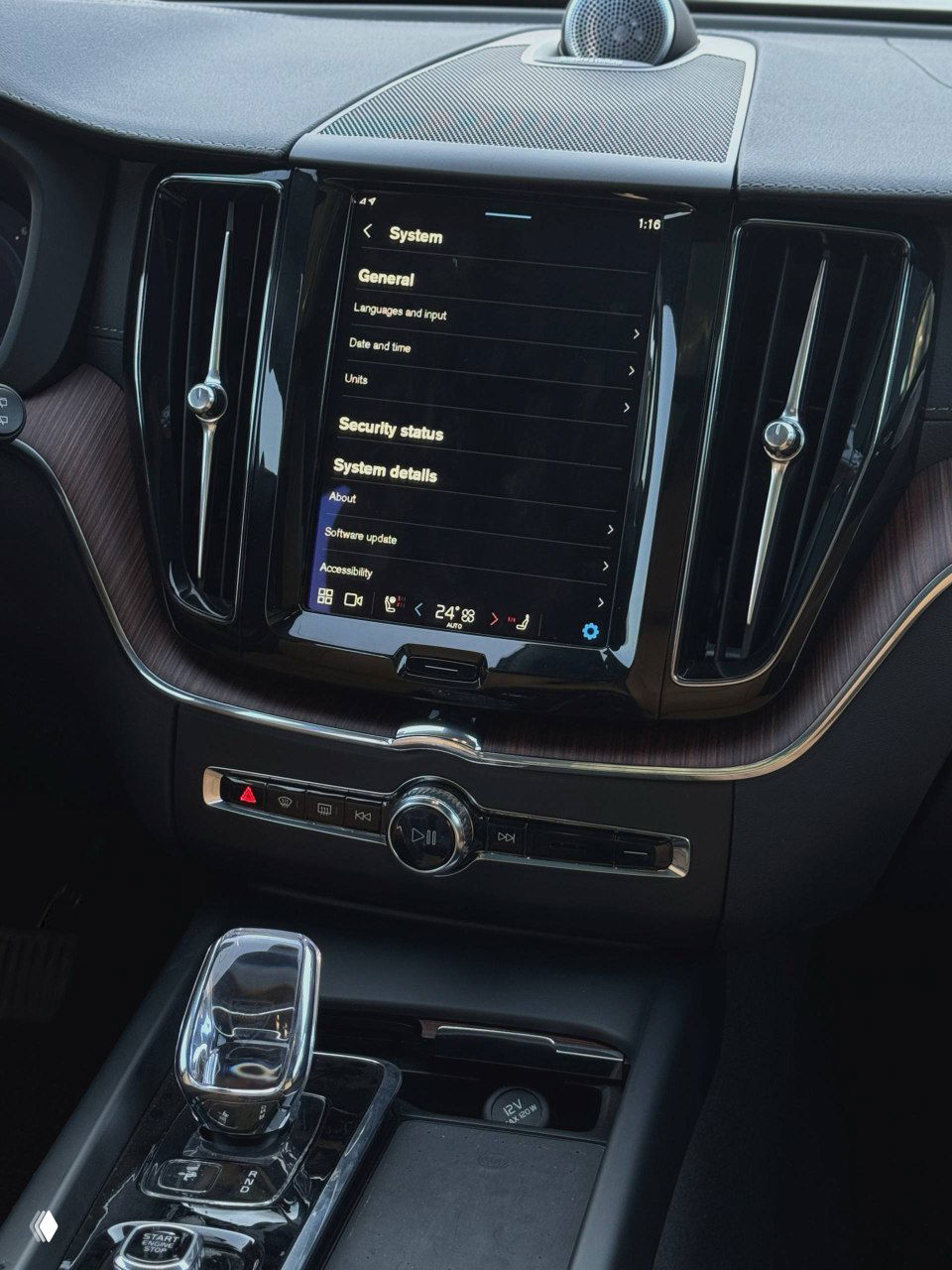 Сенсорный дисплей и центральная консоль Volvo XC60 2024: крупный экран, элементы управления климатом и декоративная отделка.