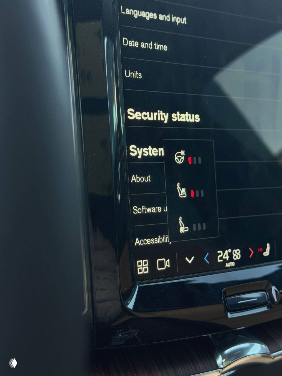Крупный план экрана мультимедиа Volvo с пунктом 'Security status', видны настройки безопасности и элементы интерфейса в деталях.