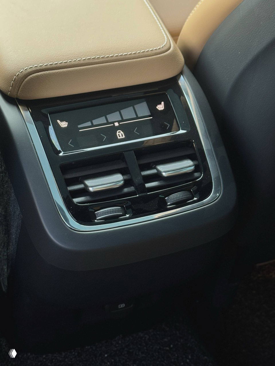 Панель климат-контроля для задних пассажиров с вентиляционными жалюзи, сенсорными индикаторами и регуляторами подачи воздуха в салоне.