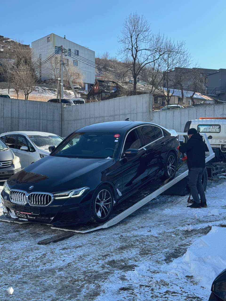 Погрузка BMW 520i и Mazda CX‑5 на эвакуатор