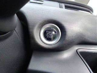 Крупный план кнопки Engine Start/Stop в салоне Honda Freed 2018: демонстрация состояния кнопки запуска и отделки вокруг нее на торпедо.