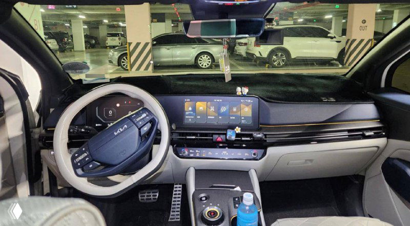 Интерьер KIA Sportage 2025: торпедо, мультимедиа экран, руль и панель управления — видно расположение дисплеев и материалов отделки.