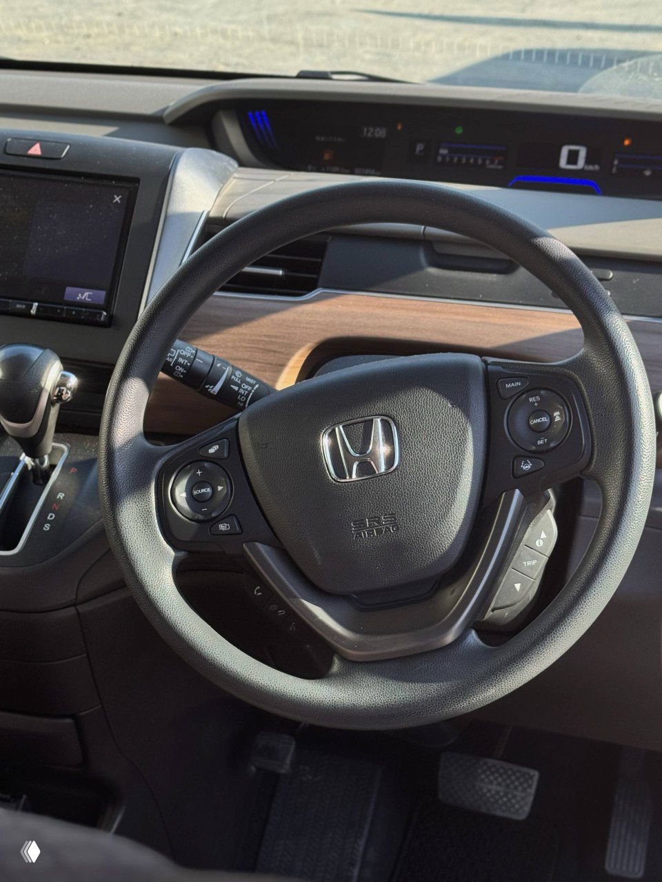 Руль и приборная панель Honda Freed 2021 с правым расположением руля, кнопки на руле и цифровая панель приборов видны на фото.