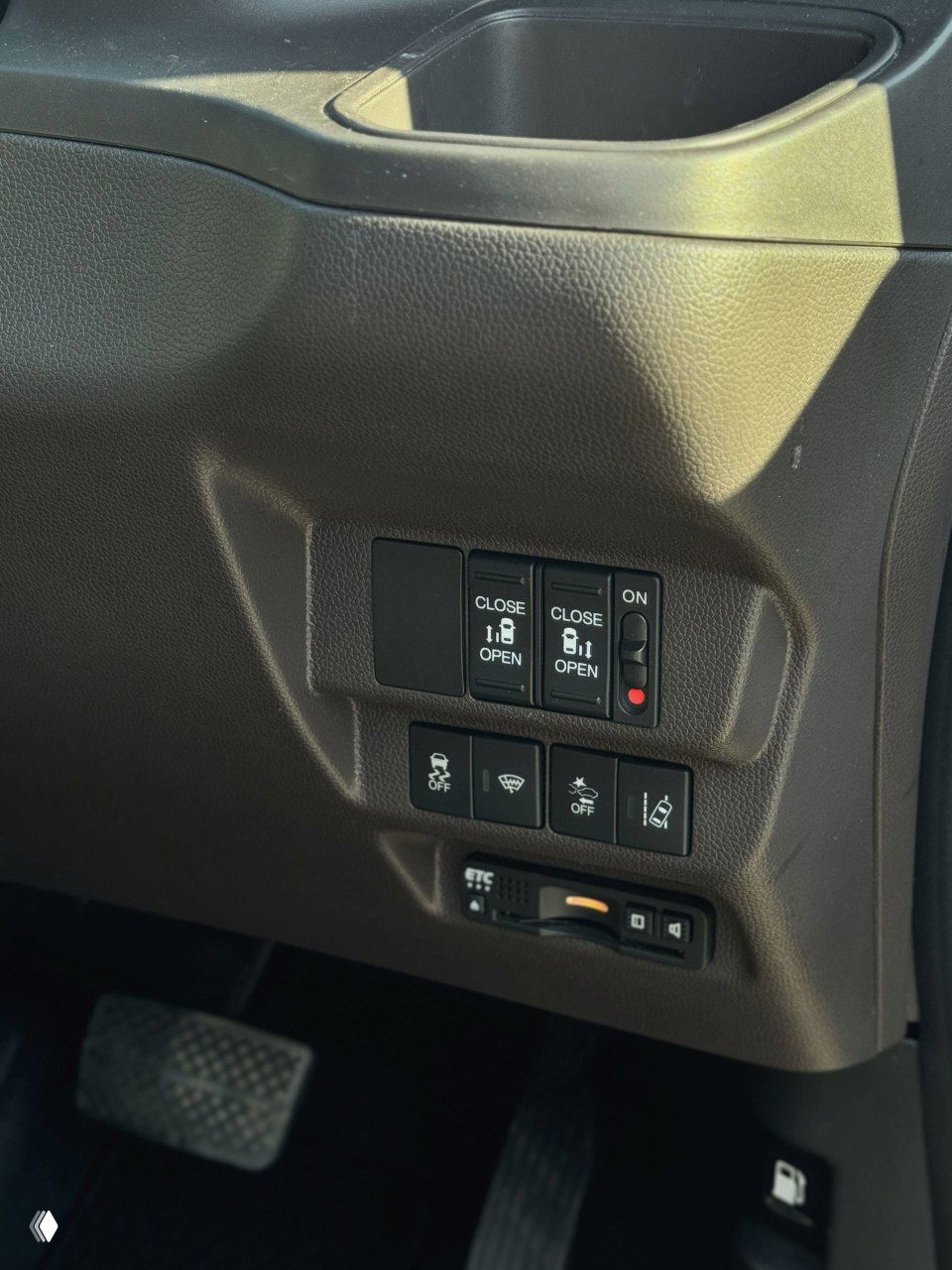 Блок управления дверями и вспомогательные кнопки в салоне Honda Freed 2021, видены кнопки открывания сдвижных дверей и прочие элементы.